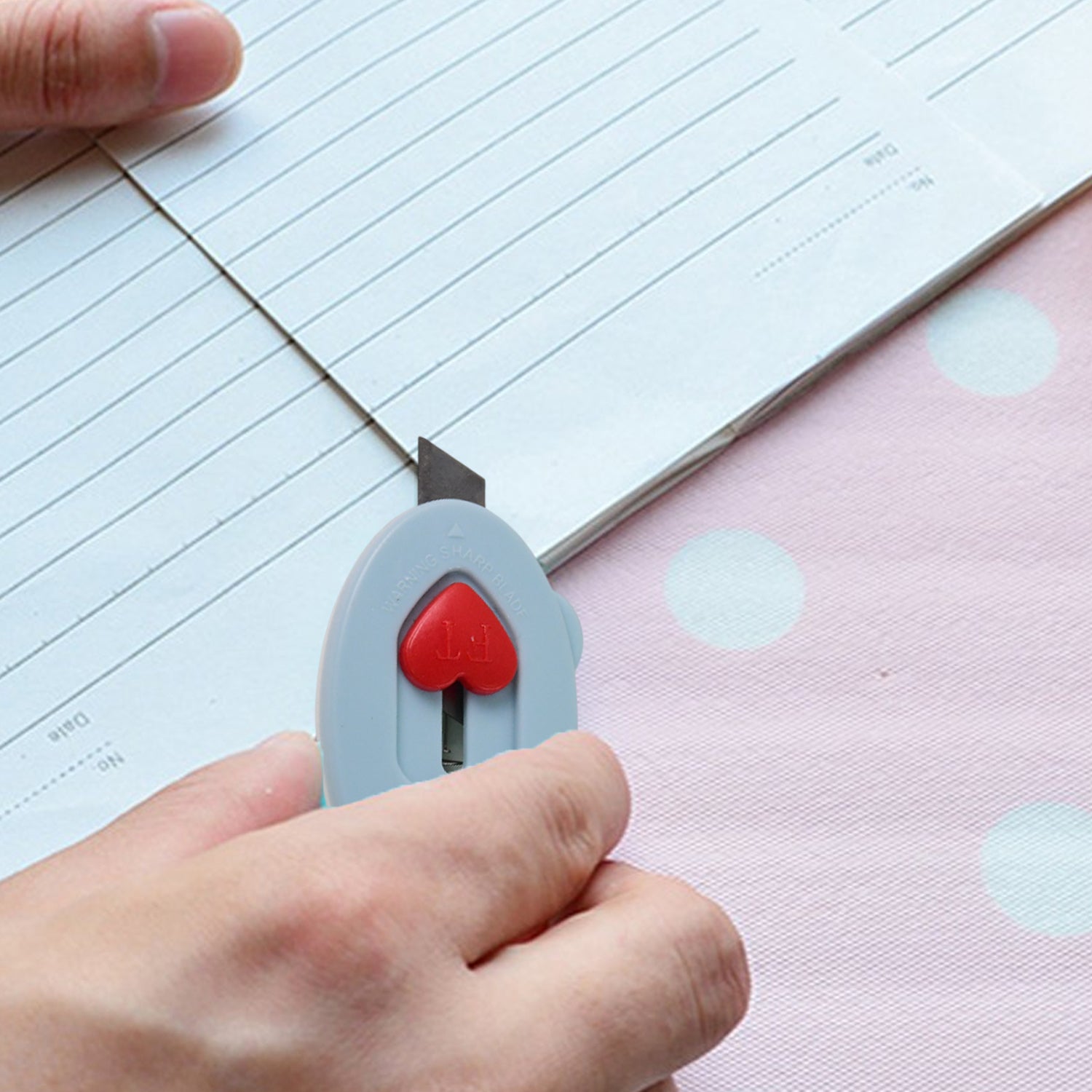 Mini Utility Cutter  Knife With Heart-shaped Safety Lock (1 Pc)
